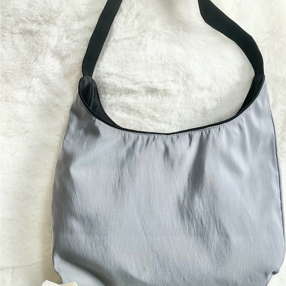 Like New vinyl REVERSIBLE BAG with handle. Easy Clean! Black on 1 side & Grey on - Picture 2 of 4